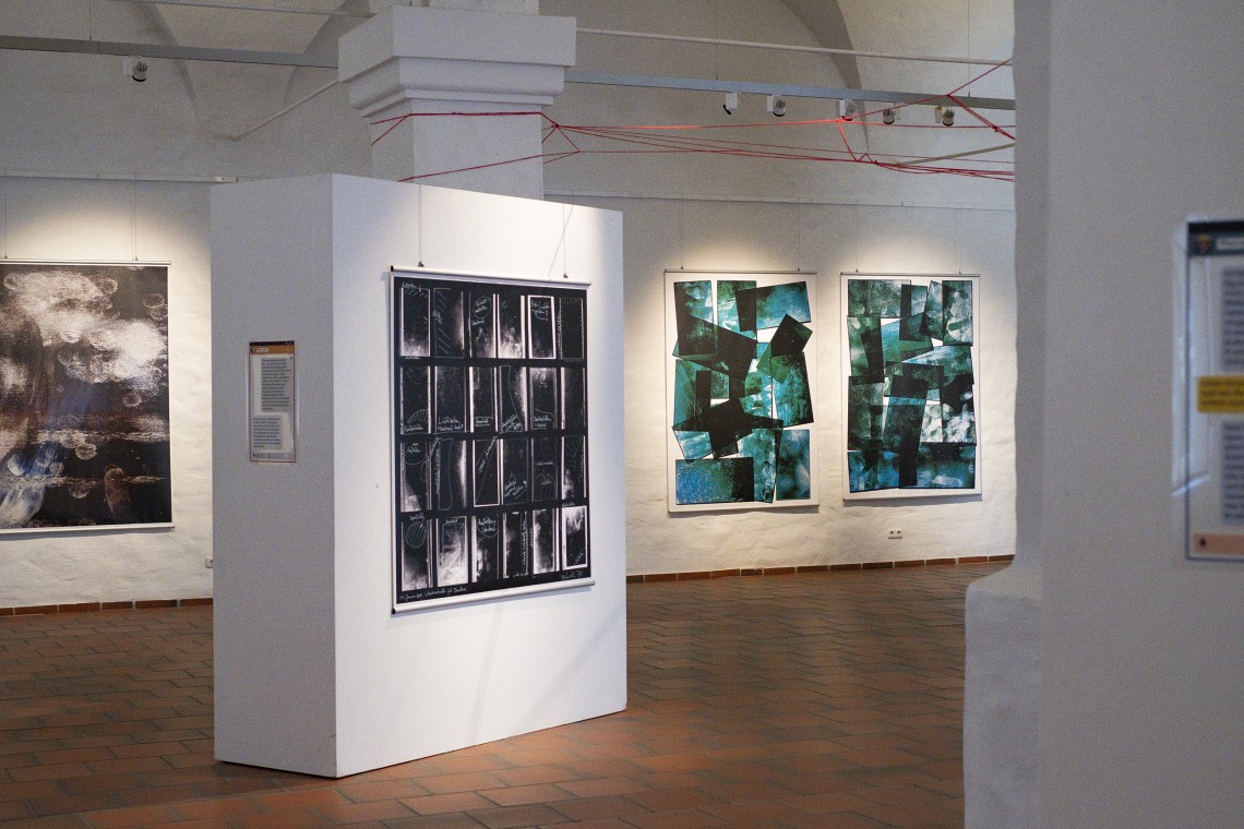 Blick in die Ausstellung: Großflächige Fotografien, die künstlerisch anmutende Spuren auf Handydisplays zeigen