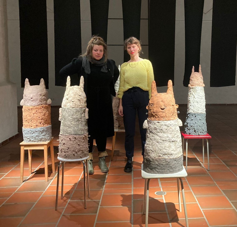Künstlerin Klug und Kunstwissenschaftlerin Funk in der Ausstellung zwischen Keramikfiguren