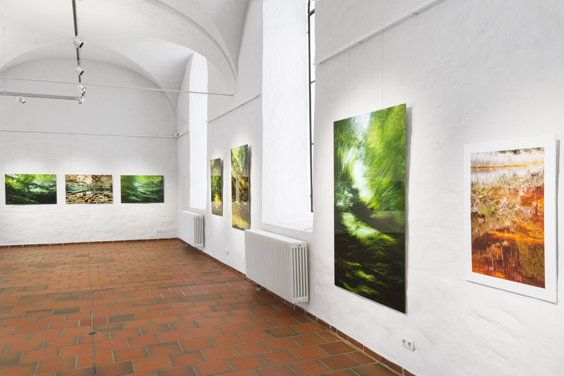 Fotoaufnahmen von Flüsswasser an den Wänden der Kunsthalle Kempten