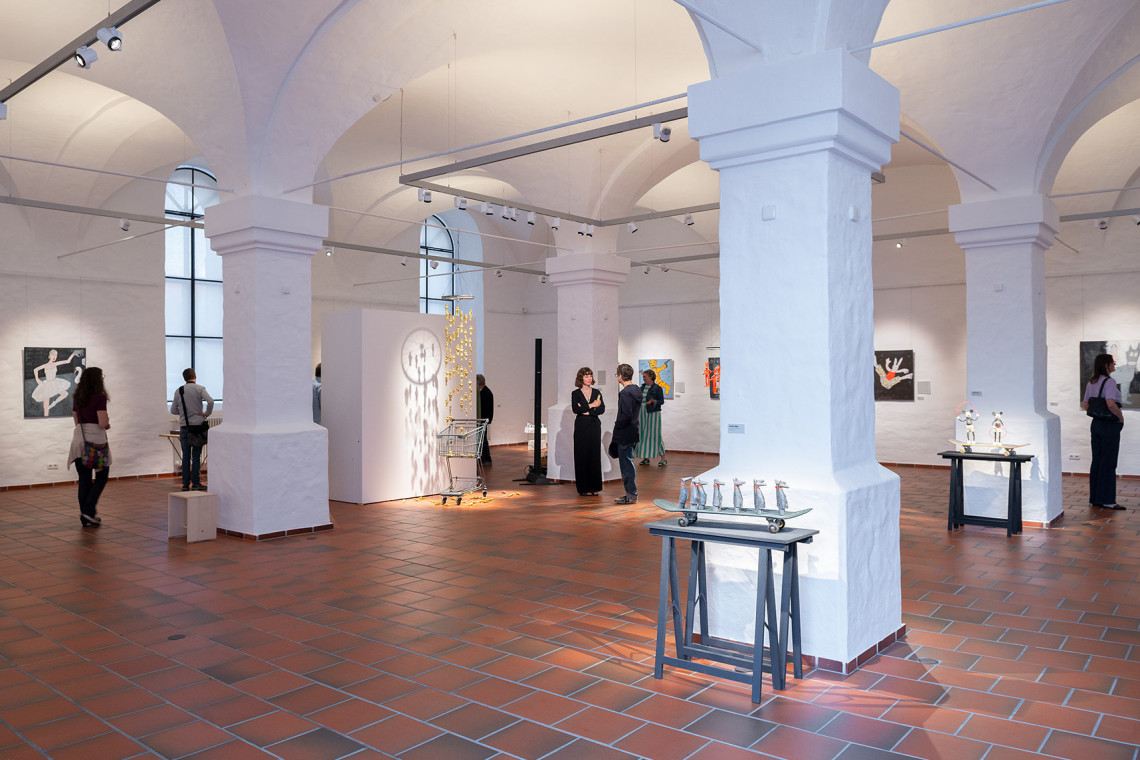 Blick in Ausstellungsraum mit Besucherinnen