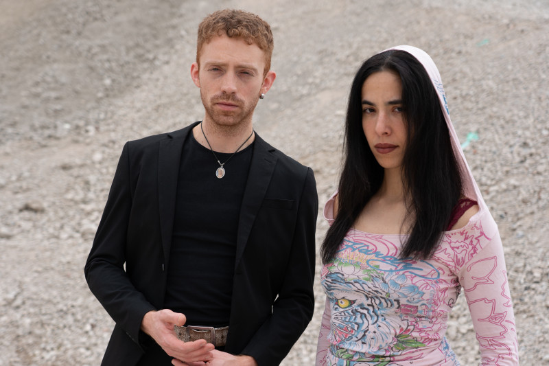der Künstler Joseph Lanzinger und die Künstlerin Alessia Pennavaria in die Kamera blickend